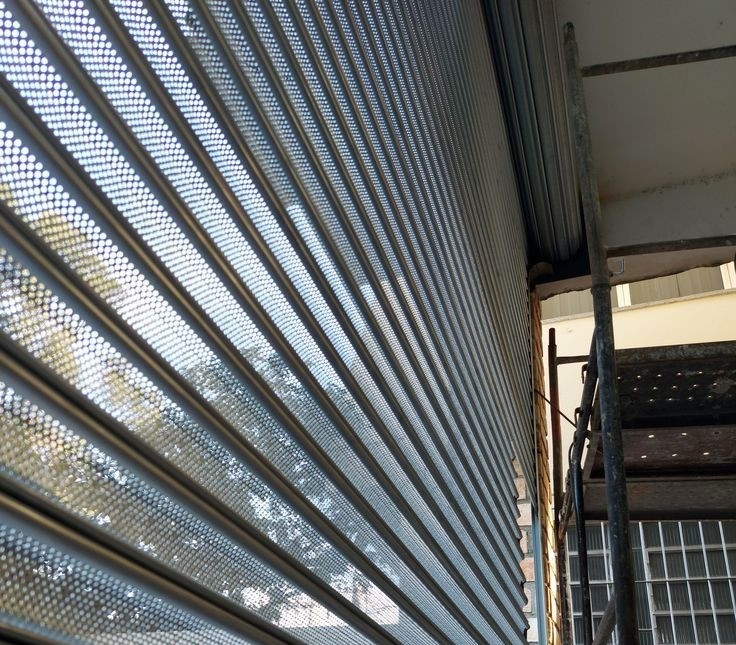 Persiana metálica microperforada